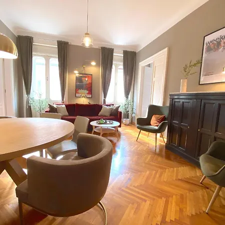 Zentrum Vor Der Tuer Триест