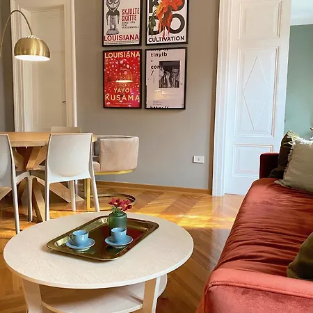 Zentrum Vor Der Tuer *