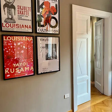 Zentrum Vor Der Tuer *