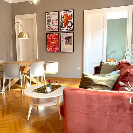 Zentrum Vor Der Tuer *