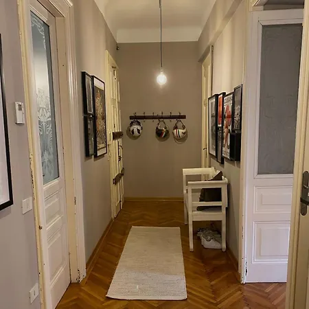 Zentrum Vor Der Tuer *