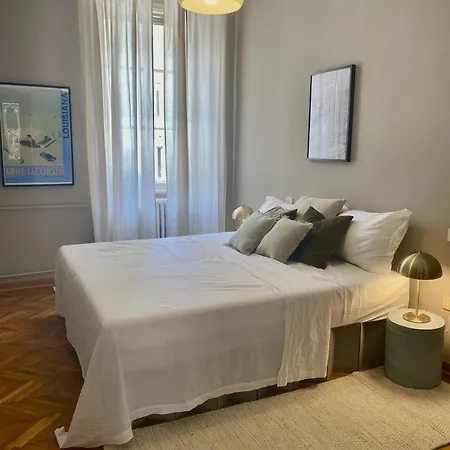 Zentrum Vor Der Tuer Terst